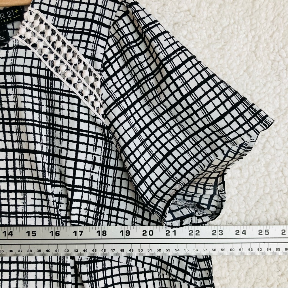 Forever 21 Women's black and white abstract plaid short sleeve cropped top, 1X - Picture 6 of 14